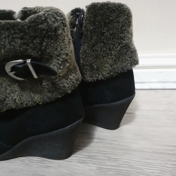 New UGG wedge heel boots - Picture 3 of 5